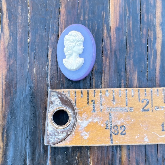 5/$25 💘 Vintage Lightweight Pretty Lady Plastic Pin - Picture 5 of 5